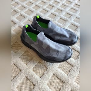 OOFOS Women's eeZee Low Shoes, Black/Gray Camo Size 8